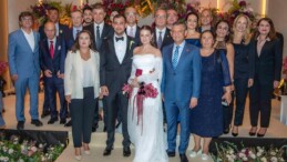 Özgür Özel, Cemil Tugay’ın kızı Defne ve Mümtaz Şanlı çiftinin düğün törenine katıldı.