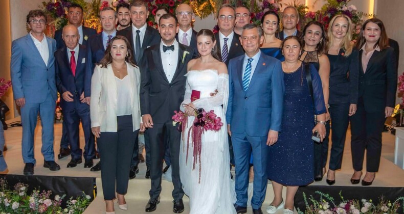 Özgür Özel, Cemil Tugay’ın kızı Defne ve Mümtaz Şanlı çiftinin düğün törenine katıldı.