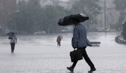 Meteoroloji açıkladı: Sonbahar yağışları başlıyor Meteoroloji Genel Müdürlüğü’nün (MGM) son tahminlerine göre, eylül ayının son günlerinden itibaren yağışlı hava dalgası geliyor. Yurt genelinde parçalı bulutlu bir hava hakim olurken, özellikle batı bölgelerde kuvvetli sağanakların etkili olması bekleniyor.