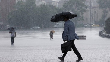 Meteoroloji açıkladı: Sonbahar yağışları başlıyor Meteoroloji Genel Müdürlüğü’nün (MGM) son tahminlerine göre, eylül ayının son günlerinden itibaren yağışlı hava dalgası geliyor. Yurt genelinde parçalı bulutlu bir hava hakim olurken, özellikle batı bölgelerde kuvvetli sağanakların etkili olması bekleniyor.