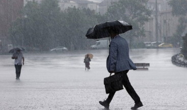 Meteoroloji açıkladı: Sonbahar yağışları başlıyor Meteoroloji Genel Müdürlüğü’nün (MGM) son tahminlerine göre, eylül ayının son günlerinden itibaren yağışlı hava dalgası geliyor. Yurt genelinde parçalı bulutlu bir hava hakim olurken, özellikle batı bölgelerde kuvvetli sağanakların etkili olması bekleniyor.