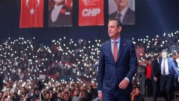 CHP, bu kez delegelerinin çağrısıyla olağanüstü kurultayını topluyor: ‘Güvenoyu’ kurultayı Kurultay, “Darbeye ve kayyuma hayır” sloganıyla Ankara’da başlayacak. CHP Genel Başkanı Özgür Özel’in tek aday olduğu kurultayda güven oylaması yapılacak ve Parti Meclisi seçimleri gerçekleştirilecek. Parti yönetimi, kurultayın CHP tabanının iradesini temsil ettiğini vurguluyor