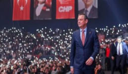 CHP, bu kez delegelerinin çağrısıyla olağanüstü kurultayını topluyor: ‘Güvenoyu’ kurultayı Kurultay, “Darbeye ve kayyuma hayır” sloganıyla Ankara’da başlayacak. CHP Genel Başkanı Özgür Özel’in tek aday olduğu kurultayda güven oylaması yapılacak ve Parti Meclisi seçimleri gerçekleştirilecek. Parti yönetimi, kurultayın CHP tabanının iradesini temsil ettiğini vurguluyor