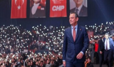 CHP, bu kez delegelerinin çağrısıyla olağanüstü kurultayını topluyor: ‘Güvenoyu’ kurultayı Kurultay, “Darbeye ve kayyuma hayır” sloganıyla Ankara’da başlayacak. CHP Genel Başkanı Özgür Özel’in tek aday olduğu kurultayda güven oylaması yapılacak ve Parti Meclisi seçimleri gerçekleştirilecek. Parti yönetimi, kurultayın CHP tabanının iradesini temsil ettiğini vurguluyor