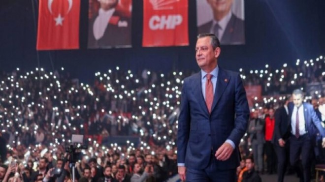 CHP, bu kez delegelerinin çağrısıyla olağanüstü kurultayını topluyor: ‘Güvenoyu’ kurultayı Kurultay, “Darbeye ve kayyuma hayır” sloganıyla Ankara’da başlayacak. CHP Genel Başkanı Özgür Özel’in tek aday olduğu kurultayda güven oylaması yapılacak ve Parti Meclisi seçimleri gerçekleştirilecek. Parti yönetimi, kurultayın CHP tabanının iradesini temsil ettiğini vurguluyor
