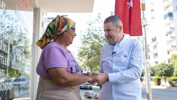 Mezitli Belediye Başkanı Ahmet Serkan Tuncer, Atatürk Mahallesinde esnaf ve vatandaşlarla bir aradaydı, bereketli kazançlar diledi, sohbet etti.   Yapılan Sosyal Medya Paylaşımda;  Tüm esnaflarımıza hayırlı işler, bol kazançlar diliyoruz.  #Mezitli
