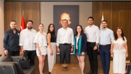 Yenişehir Belediye Başkanı Abdullah Özyiğit, Mersin Rotaract Kulübü Başkanı Deniz Zeka, Kulüp Asbaşkanı Simay Ünlü, Kulüp Sekreteri Berkay Karasu, Hobi Komitesi Başkanı Ayberk Bolat, Meslek Hizmetleri Komitesi Başkanı Nilay Narin ve Afet Komitesi Başkanı İrfan Turan’ı makamında ağırladı.