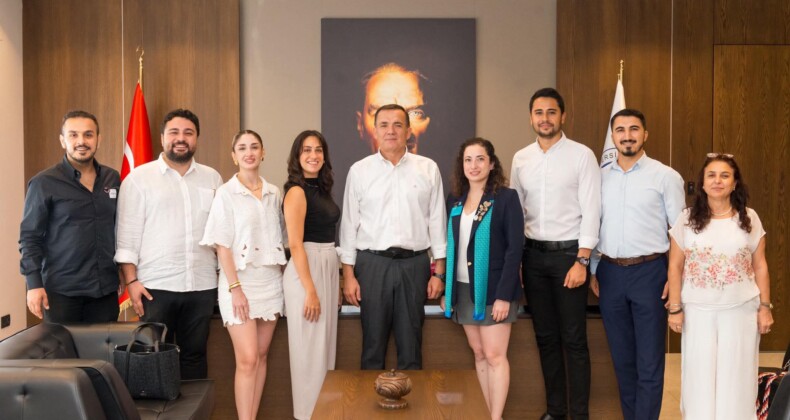 Yenişehir Belediye Başkanı Abdullah Özyiğit, Mersin Rotaract Kulübü Başkanı Deniz Zeka, Kulüp Asbaşkanı Simay Ünlü, Kulüp Sekreteri Berkay Karasu, Hobi Komitesi Başkanı Ayberk Bolat, Meslek Hizmetleri Komitesi Başkanı Nilay Narin ve Afet Komitesi Başkanı İrfan Turan’ı makamında ağırladı.