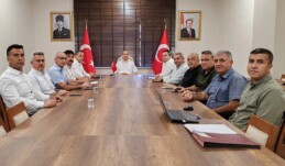 Tarsus Sosyal Yardımlaşma ve Dayanışma Vakfı Mütevelli Heyeti Toplantısı, Tarsus Kaymakamı Mehmet Ali Akyüz başkanlığında yapıldı.