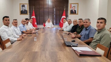 Tarsus Sosyal Yardımlaşma ve Dayanışma Vakfı Mütevelli Heyeti Toplantısı, Tarsus Kaymakamı Mehmet Ali Akyüz başkanlığında yapıldı.