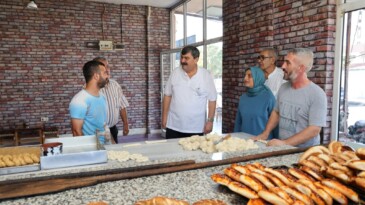 Toroslar Belediye Başkanı Abdurrahman Yıldız, Tozkoparan Mahalle Muhtarı Serpil Şavluk’u ve mahalle esnafını ziyaret etti.  #mersinnethaber