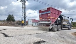 Silifke Belediyesi Durdurulamiyor.   Sahadayız!   📍Arkum Mahallesi 📍Çaltıbozkır Mahallesi   Fen İşleri Müdürlüğüne bağlı ekiplerimiz asfaltlama çalışmalarına kentimizin bir çok noktasında hız kesmeden devam ediyor.  #SilifkedeİslerYolunda  #İsimizGücümüzSilifke @dr.mustafaturgut 🫶🏻