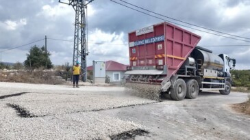 Silifke Belediyesi Durdurulamiyor.   Sahadayız!   📍Arkum Mahallesi 📍Çaltıbozkır Mahallesi   Fen İşleri Müdürlüğüne bağlı ekiplerimiz asfaltlama çalışmalarına kentimizin bir çok noktasında hız kesmeden devam ediyor.  #SilifkedeİslerYolunda  #İsimizGücümüzSilifke @dr.mustafaturgut 🫶🏻