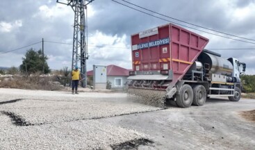 Silifke Belediyesi Durdurulamiyor.   Sahadayız!   📍Arkum Mahallesi 📍Çaltıbozkır Mahallesi   Fen İşleri Müdürlüğüne bağlı ekiplerimiz asfaltlama çalışmalarına kentimizin bir çok noktasında hız kesmeden devam ediyor.  #SilifkedeİslerYolunda  #İsimizGücümüzSilifke @dr.mustafaturgut 🫶🏻