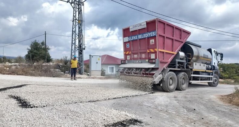 Silifke Belediyesi Durdurulamiyor.   Sahadayız!   📍Arkum Mahallesi 📍Çaltıbozkır Mahallesi   Fen İşleri Müdürlüğüne bağlı ekiplerimiz asfaltlama çalışmalarına kentimizin bir çok noktasında hız kesmeden devam ediyor.  #SilifkedeİslerYolunda  #İsimizGücümüzSilifke @dr.mustafaturgut 🫶🏻