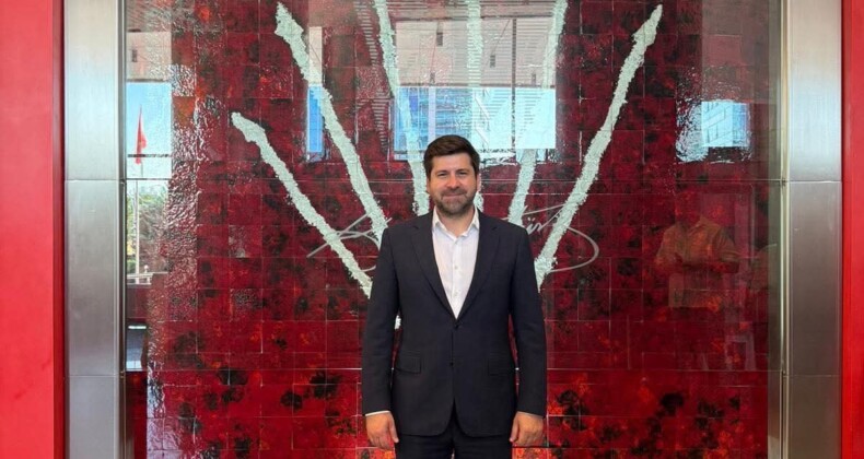 Ali BOLTAÇ NÖBETTE Hiçbir gerekçe yokken ve ülkemizin böylesine zor günlerinde konuşmamız gereken asıl meseleler yerine, bizler bugün Cumhuriyet Halk Partimizde nöbetteyiz. Çünkü bu nöbet; sadece bir bekleyiş değil, demokrasiye, cumhuriyetimize ve halkın iradesine sahip çıkma nöbetidir.   Tarsus’un seçilmiş Belediye Başkanı olarak, partimizin değerlerini ve milletimizin emanetini korumak için bu nöbetteyim.  #CHP @eczozgurozel