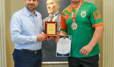 Ali BOLTAÇ Dün akşam Çukurova Uluslararası Havalimanı’nda, Bulgaristan’ın Albena şehrinde düzenlenen Dünya Şampiyonası’ndan dönen sporcularımızı büyük bir gururla karşıladık.  Bana bir söz vermişlerdi, o sözü tuttular.  Gelecek Spor Kulübü sporcumuz Yusuf Altundal, sol kolda Dünya Şampiyonu olurken; Asude Kök de sağ kolda Dünya İkincisi olarak bizleri gururlandırdı.  Sporcularımızı yürekten kutluyorum. Hep birlikte nice başarılara…  #AliBoltaç #TarsusBelediyesi #TarsustaGelecekVar