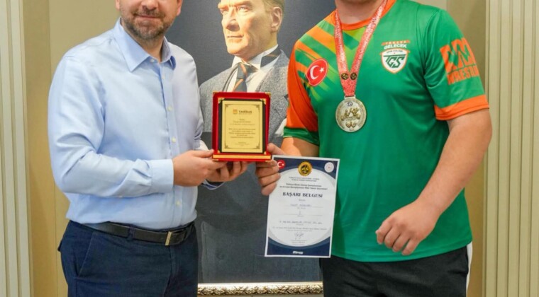 Ali BOLTAÇ Dün akşam Çukurova Uluslararası Havalimanı’nda, Bulgaristan’ın Albena şehrinde düzenlenen Dünya Şampiyonası’ndan dönen sporcularımızı büyük bir gururla karşıladık.  Bana bir söz vermişlerdi, o sözü tuttular.  Gelecek Spor Kulübü sporcumuz Yusuf Altundal, sol kolda Dünya Şampiyonu olurken; Asude Kök de sağ kolda Dünya İkincisi olarak bizleri gururlandırdı.  Sporcularımızı yürekten kutluyorum. Hep birlikte nice başarılara…  #AliBoltaç #TarsusBelediyesi #TarsustaGelecekVar