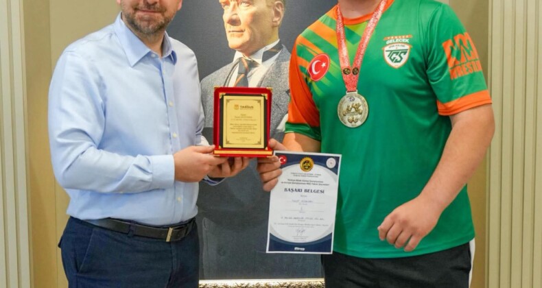 Ali BOLTAÇ Dün akşam Çukurova Uluslararası Havalimanı’nda, Bulgaristan’ın Albena şehrinde düzenlenen Dünya Şampiyonası’ndan dönen sporcularımızı büyük bir gururla karşıladık.  Bana bir söz vermişlerdi, o sözü tuttular.  Gelecek Spor Kulübü sporcumuz Yusuf Altundal, sol kolda Dünya Şampiyonu olurken; Asude Kök de sağ kolda Dünya İkincisi olarak bizleri gururlandırdı.  Sporcularımızı yürekten kutluyorum. Hep birlikte nice başarılara…  #AliBoltaç #TarsusBelediyesi #TarsustaGelecekVar