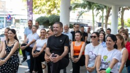 🌍🚴‍♀️ Avrupa Hareketlilik Haftası kapsamında sağlıklı ve sürdürülebilir bir gelecek için hep birlikte hareket ediyoruz!  Mezitli Belediye Başkanı Ahmet Serkan Tuncer’in katılımıyla, belediye hizmet binamızda gerçekleştirdiğimiz zumba ve basketbol atış yarışması etkinliklerinde hemşehrilerimizle keyifli anlar yaşadık. “Asansörsüz Gün” ile de günlük yaşamda hareketin önemine dikkat çektik.  Daha aktif ve yaşanabilir bir Mezitli için çalışmalarımızı sürdürüyoruz.  Hafta boyunca gerçekleşecek etkinliklerimize tüm hemşehrilerimizi davet ediyoruz! 🙌  #HareketlilikHaftası #TBB #Mezitli