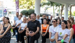 🌍🚴‍♀️ Avrupa Hareketlilik Haftası kapsamında sağlıklı ve sürdürülebilir bir gelecek için hep birlikte hareket ediyoruz!  Mezitli Belediye Başkanı Ahmet Serkan Tuncer’in katılımıyla, belediye hizmet binamızda gerçekleştirdiğimiz zumba ve basketbol atış yarışması etkinliklerinde hemşehrilerimizle keyifli anlar yaşadık. “Asansörsüz Gün” ile de günlük yaşamda hareketin önemine dikkat çektik.  Daha aktif ve yaşanabilir bir Mezitli için çalışmalarımızı sürdürüyoruz.  Hafta boyunca gerçekleşecek etkinliklerimize tüm hemşehrilerimizi davet ediyoruz! 🙌  #HareketlilikHaftası #TBB #Mezitli