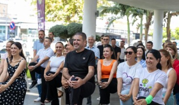 🌍🚴‍♀️ Avrupa Hareketlilik Haftası kapsamında sağlıklı ve sürdürülebilir bir gelecek için hep birlikte hareket ediyoruz!  Mezitli Belediye Başkanı Ahmet Serkan Tuncer’in katılımıyla, belediye hizmet binamızda gerçekleştirdiğimiz zumba ve basketbol atış yarışması etkinliklerinde hemşehrilerimizle keyifli anlar yaşadık. “Asansörsüz Gün” ile de günlük yaşamda hareketin önemine dikkat çektik.  Daha aktif ve yaşanabilir bir Mezitli için çalışmalarımızı sürdürüyoruz.  Hafta boyunca gerçekleşecek etkinliklerimize tüm hemşehrilerimizi davet ediyoruz! 🙌  #HareketlilikHaftası #TBB #Mezitli