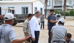 Durmuş DENİZ Sahalarda Okul Mesaisinde   Abdulkadir Perşembe Vakfı Mesleki ve Teknik Anadolu Lisesini ziyaret ederek okul yöneticilerimizle bir araya geldik.   Ayrıca okulumuzun bahçesinde Fen İşleri Müdürlüğüne bağlı ekiplerimiz tarafından gerçekleştirilen düzenleme çalışmalarını inceledik.   Okullarımıza ve eğitime verdiğimiz desteği arttırarak sürdüreceğiz.