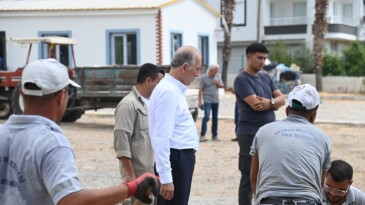 Durmuş DENİZ Sahalarda Okul Mesaisinde   Abdulkadir Perşembe Vakfı Mesleki ve Teknik Anadolu Lisesini ziyaret ederek okul yöneticilerimizle bir araya geldik.   Ayrıca okulumuzun bahçesinde Fen İşleri Müdürlüğüne bağlı ekiplerimiz tarafından gerçekleştirilen düzenleme çalışmalarını inceledik.   Okullarımıza ve eğitime verdiğimiz desteği arttırarak sürdüreceğiz.