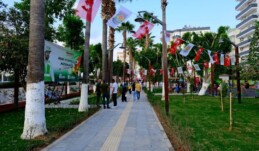 Tarsus Aznakay Parkı Yeni Konseptiyle Hizmete Açıldı   Tarsus Belediyesi Park ve Bahçeler Müdürlüğü tarafından kapsamlı bir revize çalışmasıyla modern bir görünüme kavuşturulan Aznakay Parkı, düzenlenen törenle yeniden halkın hizmetine açıldı.  Saat 17.00’de başlayan açılış törenine Tarsus Belediye Başkanı Ali Boltaç, belediye başkan yardımcıları, meclis üyeleri, birim müdürleri, mahalle muhtarları, basın mensupları, çok sayıda vatandaş ve çocuklar katıldı. Tarsus Belediyesi Bando Ekibi’nin eşliğinde gerçekleşen saygı duruşu ve İstiklal Marşı ile başlayan program, mahalle muhtarı Mustafa Naci Güllü’nün konuşmasıyla devam etti.  Muhtar Güllü, parkın bugünkü modern görünümüne kavuşmasında emeği geçenlere teşekkür ederek, “Bu park hepimizin. Burada yaşayan çocuklarımızın ve mahalle sakinlerimizin, bu güzel alanı koruma konusunda hassasiyet göstermesi çok önemli” ifadelerini kullandı.  Başkan Boltaç’tan Park ve Bahçeler Müdürlüğüne Teşekkür  Törende söz alan Tarsus Belediye Başkanı Ali Boltaç, Park ve Bahçeler Müdürlüğü personeline teşekkür ederek belediye çalışmaları hakkında bilgi verdi. Asfalt ve sathi kaplama çalışmalarının kent genelinde hız kesmeden devam ettiğini belirten Boltaç, parkların da modern ve kullanışlı bir yapıya dönüştürüldüğünü vurguladı.  Başkan Boltaç, ayrıca Tarsus AVM yanında yer alan ve 7 gün 24 saat hizmet verecek olan okuma salonuna ilişkin önemli bir açıklamada bulundu. CHP Grup Başkanvekili ve Mersin Milletvekili Ali Mahir Başarır’a bir söz verdiğini hatırlatan Boltaç, salonun yakın geçmişte hayatını kaybeden Sırrı Süreyya Önder’in adıyla hizmete açılacağını duyurdu.  Kurdele Çocuklarla Birlikte Kesildi  Konuşmaların ardından açılış kurdelesi Belediye Başkanı Ali Boltaç, belediye başkan yardımcıları, meclis üyeleri, mahalle muhtarları ve çocukların katılımıyla kesildi. Daha sonra katılımcılarla birlikte park gezilerek vatandaşların kullanımına sunuldu.  Başkan Boltaç, parkın Tarsuslulara hayırlı olmasını dileyerek, “Amacımız halkımıza nefes alabileceği, modern ve güvenli yaşam alanları sunmaktır” dedi.
