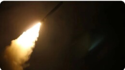 Yemen’den İsrail’e füzeli İHA’lı saldırı Yemen’deki İran destekli Husiler, İsrail’de 3 kente hipersonik balistik füze ve üç insansız hava aracıyla (İHA) saldırı düzenlediklerini belirtti.  Husilerin Askeri Sözcüsü Yahya Seri, yaptığı yazılı açıklamada, Tel Aviv yönetiminin, Gazze Şeridi’nde işlediği soykırıma ve Yemen’e yönelik saldırılarına karşılık olarak düzenledikleri saldırılara ilişkin bilgi verdi.  Seri, Yafa bölgesine (Tel Aviv) “Filistin-2” model hipersonik balistik füzeyle “başarılı” bir saldırı düzenlendiğini, saldırı nedeniyle milyonlarca İsraillinin sığınaklara kaçtığını ve hava sahasını (Tel Aviv’deki Ben Gurion Havalimanı) kapatmak zorunda kaldıklarını dile getirdi.