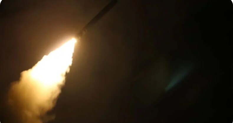 Yemen’den İsrail’e füzeli İHA’lı saldırı Yemen’deki İran destekli Husiler, İsrail’de 3 kente hipersonik balistik füze ve üç insansız hava aracıyla (İHA) saldırı düzenlediklerini belirtti. Husilerin Askeri Sözcüsü Yahya Seri, yaptığı yazılı açıklamada, Tel Aviv yönetiminin, Gazze Şeridi’nde işlediği soykırıma ve Yemen’e yönelik saldırılarına karşılık olarak düzenledikleri saldırılara ilişkin bilgi verdi. Seri, Yafa bölgesine (Tel Aviv) “Filistin-2” model hipersonik balistik füzeyle “başarılı” bir saldırı düzenlendiğini, saldırı nedeniyle milyonlarca İsraillinin sığınaklara kaçtığını ve hava sahasını (Tel Aviv’deki Ben Gurion Havalimanı) kapatmak zorunda kaldıklarını dile getirdi.