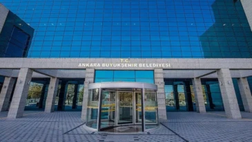 Son dakika… Ankara Büyükşehir Belediyesi’ne operasyon: Çok sayıda kişi için gözaltı kararı! Son dakika haberi… Ankara Büyükşehir Belediyesi’nin 2021-2024 yıllarında düzenlediği konserlerde yaptığı harcamalarda ‘kamu zararı oluştuğu’ iddiasıyla yürütülen soruşturma kapsamında, 13 kişi gözaltına alındı. Operasyona ilişkin, Ankara Cumhuriyet Başsavcılığı’ndan açıklama geldi. ABB tarafından operasyonla ilgili yapılan açıklamada, Melih Gökçek dönemiyle ilgili bekletilen dosyalara dikkat çekilerek “Beklentimiz; soruşturmaların herkese ayrıcalık tanınmadan eşit şekilde yürütülmesi ve adaletin sağlanmasıdır” denildi.