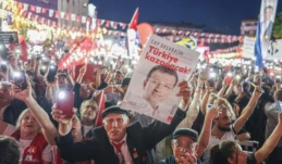 İstinaf kararı sonrası yeni senaryo:İmamoğlu yerine sürpriz aday mı geliyor? Ekrem İmamoğlu’nun ‘ahmak’ davasında aldığı cezanın istinafta onaylanması dengeleri değiştirdi. Hakkında siyasi yasak da istenen İmamoğlu Yargıtay’a gidecek. İmamoğlu’nun aday olamaması halinde yerine kimin aday olacağı ise merak konusu oldu