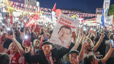 İstinaf kararı sonrası yeni senaryo:İmamoğlu yerine sürpriz aday mı geliyor? Ekrem İmamoğlu’nun ‘ahmak’ davasında aldığı cezanın istinafta onaylanması dengeleri değiştirdi. Hakkında siyasi yasak da istenen İmamoğlu Yargıtay’a gidecek. İmamoğlu’nun aday olamaması halinde yerine kimin aday olacağı ise merak konusu oldu