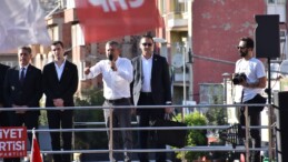 CHP’nin ”Millet İradesine Sahip Çıkıyor” mitingi… Özgür Özel: “Ne oldu? Meşruiyet uçtu, bitti. Meşruiyet bu meydanda olacakken Trump da arandı”