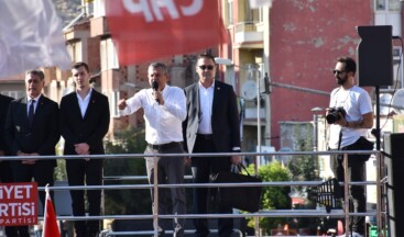 CHP’nin ”Millet İradesine Sahip Çıkıyor” mitingi… Özgür Özel: “Ne oldu? Meşruiyet uçtu, bitti. Meşruiyet bu meydanda olacakken Trump da arandı”