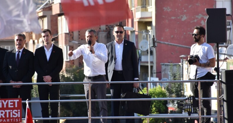 CHP’nin ”Millet İradesine Sahip Çıkıyor” mitingi… Özgür Özel: “Ne oldu? Meşruiyet uçtu, bitti. Meşruiyet bu meydanda olacakken Trump da arandı”