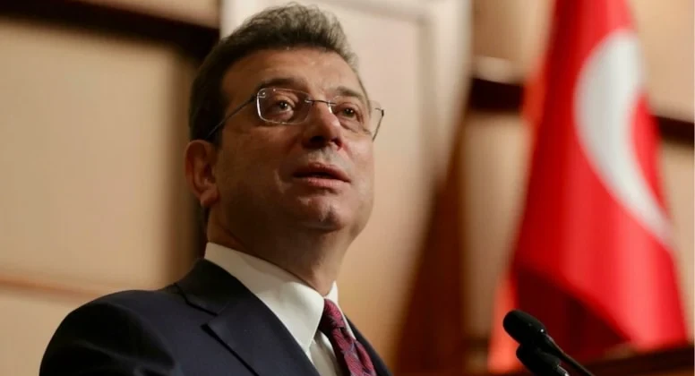 İmamoğlu’nun bilirkişi davası ertelendi! CHP’nin Cumhurbaşkanı adayı ve tutuklu İBB Başkanı Ekrem İmamoğlu, tutuklanmadan önce bilirkişi S.B. hakkında düzenlediği basın toplantısı nedeniyle hakim karşısına çıktı. Dava, 12 Aralık’a ertelendi.