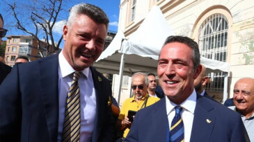 Fenerbahçe’de seçim günü: Tarihi kongrede yeni başkan belli oluyor Fenerbahçe Kulübü, olağanüstü seçimli genel kurulunda yeni başkanını seçecek. Sarı-lacivertlilerde başkanlık için Ali Koç ve Sadettin Saran yarışacak. Fenerbahçe’nin yeni başkanının belli olacağı seçim gününde oy verme işlemi 10.00’da başlayacak.