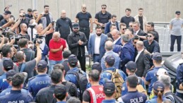 Polis ordusuyla geldi su, yumurta attılar CHP İl Başkanlığı’na gelen Gürsel Tekin büyük protestolarla karşılaştı. Bağıranları CHP’li olmamakla suçlayan Tekin, yüzlerce polis koruması altında binaya sokuldu.