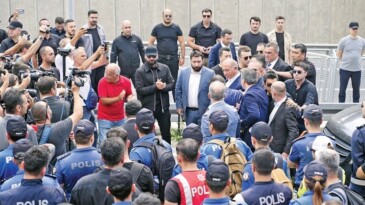 Polis ordusuyla geldi su, yumurta attılar CHP İl Başkanlığı’na gelen Gürsel Tekin büyük protestolarla karşılaştı. Bağıranları CHP’li olmamakla suçlayan Tekin, yüzlerce polis koruması altında binaya sokuldu.