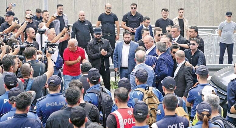 Polis ordusuyla geldi su, yumurta attılar CHP İl Başkanlığı’na gelen Gürsel Tekin büyük protestolarla karşılaştı. Bağıranları CHP’li olmamakla suçlayan Tekin, yüzlerce polis koruması altında binaya sokuldu.