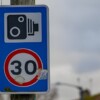 #SONDAKİKA  Okul ve hastane önlerinde 30 km/s hız sınırını 76 km/s ile aşanların ehliyetine 30 gün, 86 km/s ile aşanların 60 gün, 96 km/s ile aşanların ise 90 gün el konulacak.  Bir yıl içinde 5 kez hız ihlali yapan sürücüler, psikiyatri uzmanına yönlendirilecek.