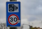 #SONDAKİKA  Okul ve hastane önlerinde 30 km/s hız sınırını 76 km/s ile aşanların ehliyetine 30 gün, 86 km/s ile aşanların 60 gün, 96 km/s ile aşanların ise 90 gün el konulacak.  Bir yıl içinde 5 kez hız ihlali yapan sürücüler, psikiyatri uzmanına yönlendirilecek.