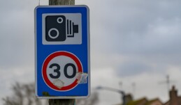 #SONDAKİKA  Okul ve hastane önlerinde 30 km/s hız sınırını 76 km/s ile aşanların ehliyetine 30 gün, 86 km/s ile aşanların 60 gün, 96 km/s ile aşanların ise 90 gün el konulacak.  Bir yıl içinde 5 kez hız ihlali yapan sürücüler, psikiyatri uzmanına yönlendirilecek.