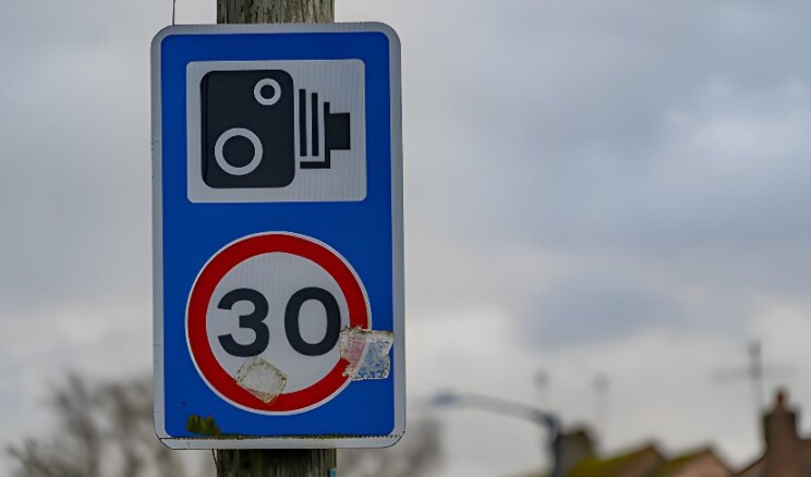 #SONDAKİKA  Okul ve hastane önlerinde 30 km/s hız sınırını 76 km/s ile aşanların ehliyetine 30 gün, 86 km/s ile aşanların 60 gün, 96 km/s ile aşanların ise 90 gün el konulacak.  Bir yıl içinde 5 kez hız ihlali yapan sürücüler, psikiyatri uzmanına yönlendirilecek.