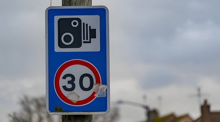 #SONDAKİKA  Okul ve hastane önlerinde 30 km/s hız sınırını 76 km/s ile aşanların ehliyetine 30 gün, 86 km/s ile aşanların 60 gün, 96 km/s ile aşanların ise 90 gün el konulacak.  Bir yıl içinde 5 kez hız ihlali yapan sürücüler, psikiyatri uzmanına yönlendirilecek.