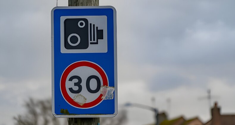 #SONDAKİKA  Okul ve hastane önlerinde 30 km/s hız sınırını 76 km/s ile aşanların ehliyetine 30 gün, 86 km/s ile aşanların 60 gün, 96 km/s ile aşanların ise 90 gün el konulacak.  Bir yıl içinde 5 kez hız ihlali yapan sürücüler, psikiyatri uzmanına yönlendirilecek.