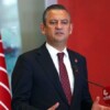 Özgür Özel: “Ben size güzel günler değil mücadele vadediyorum. Yüz yıl önce olduğu gibi gerekirse ölümü göze almayı ama teslim olmamayı vadediyorum.  Ben size sadece iktidar değil onur, haysiyet ve cesaret vadediyorum.”