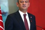 Özgür Özel: “Ben size güzel günler değil mücadele vadediyorum. Yüz yıl önce olduğu gibi gerekirse ölümü göze almayı ama teslim olmamayı vadediyorum.  Ben size sadece iktidar değil onur, haysiyet ve cesaret vadediyorum.”